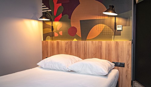 Habitación básica con 2 camas individuales
