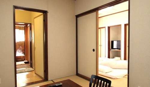Habitación de estilo japonés con dos camas individuales, no fumadores