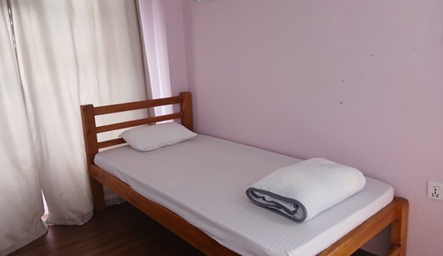 Habitación básica con 1 cama doble o 2 individuales