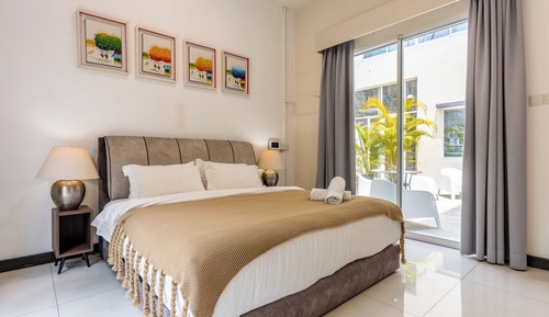 Villa de lujo, varias habitaciones, balcón, vistas a la ciudad