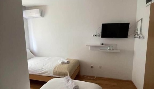 Habitación básica con 2 camas individuales
