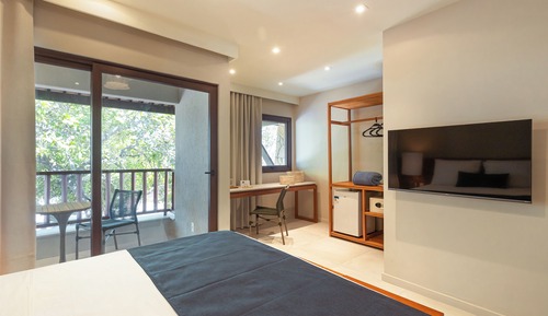 Suite superior, baño privado, vistas a la piscina