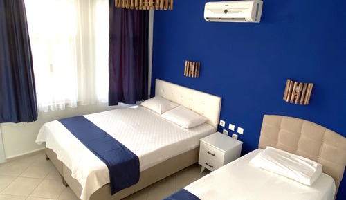 Habitación triple estándar, balcón
