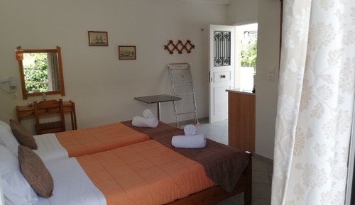 Estudio, balcón, vistas parciales al mar