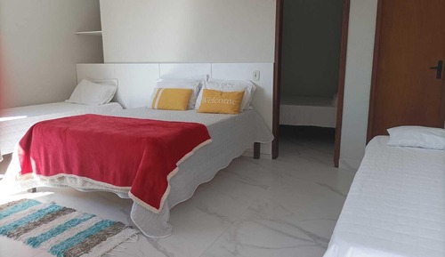 Habitación, varias camas