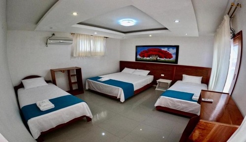 Habitación triple Deluxe, varias camas, patio, vistas a la piscina