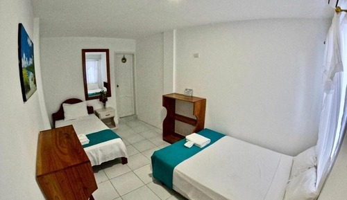 Habitación tradicional con 2 camas individuales, 1 habitación, patio, vistas a la piscina