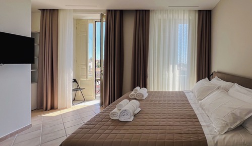 Habitación triple Deluxe, vistas parciales al mar