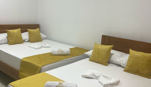 Habitación básica con 2 camas individuales