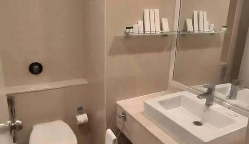 Habitación superior con 1 cama doble o 2 individuales, vistas a la ciudad