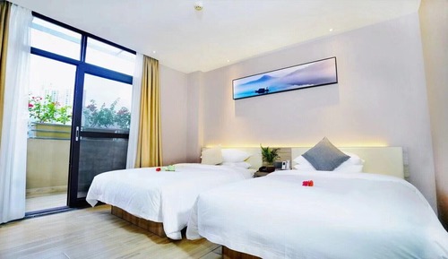 Habitación superior con 1 cama doble o 2 individuales, vistas a la ciudad