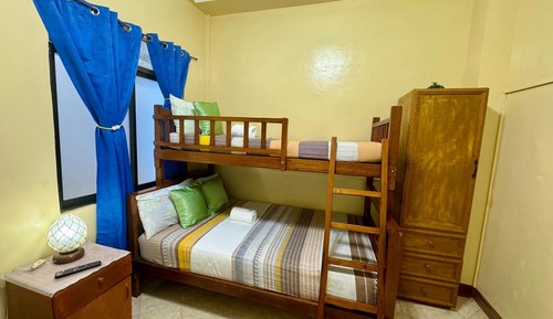Habitación cuádruple estándar, balcón