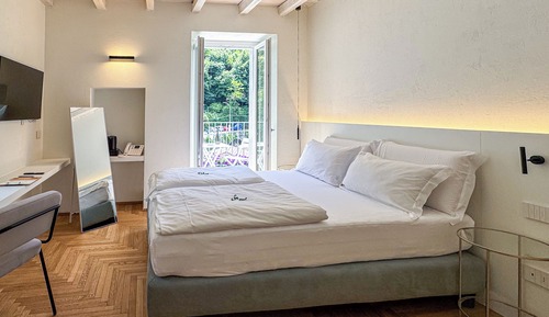 Habitación superior con 1 cama doble o 2 individuales, balcón, vistas parciales al lago