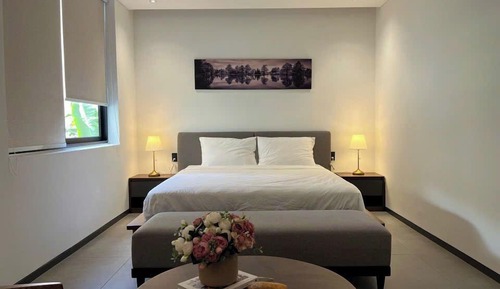 Estudio, balcón, vistas al jardín