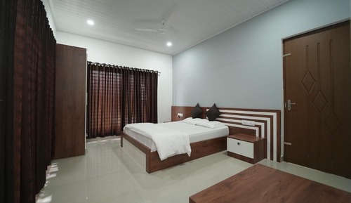 Habitación superior con 1 cama doble o 2 individuales, vistas al jardín
