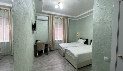 Habitación estándar con 1 cama doble o 2 individuales, vistas a la ciudad