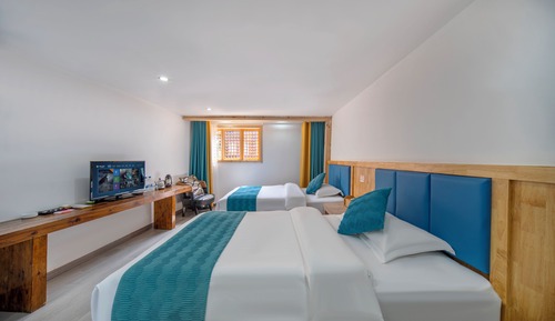 Habitación básica con 2 camas individuales