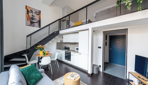 Apartamento clásico, balcón, vistas a la ciudad