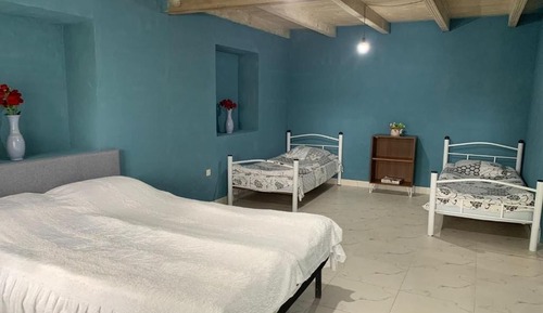 Habitación familiar con 1 cama doble o 2 individuales, vistas al jardín