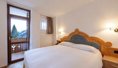 Habitación clásica con 1 cama doble o 2 individuales, balcón, vistas a la montaña