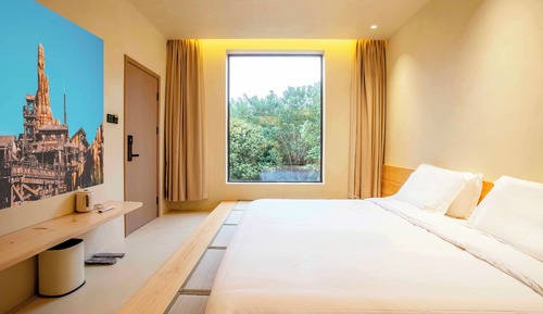 Habitación de estilo japonés con una cama doble, vistas al jardín