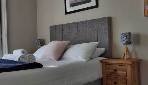 Habitación doble superior, 1 cama de matrimonio, baño privado, vistas parciales al mar
