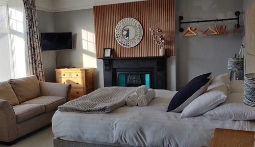 Habitación doble superior, 1 cama de matrimonio, baño privado, vistas parciales al mar