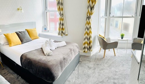 Habitación triple, vistas parciales al mar