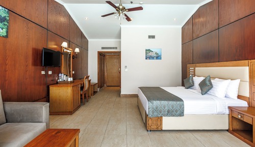 Swim-Up Room