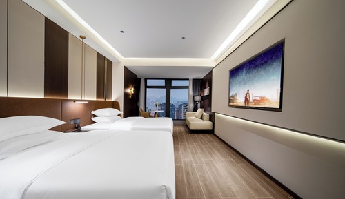 Habitación básica con 2 camas individuales, vistas a la ciudad