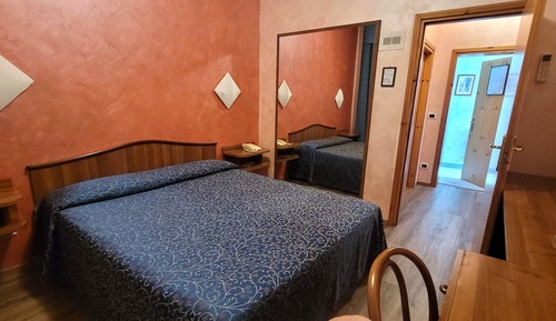 Habitación clásica con 1 cama doble o 2 individuales, vistas al patio