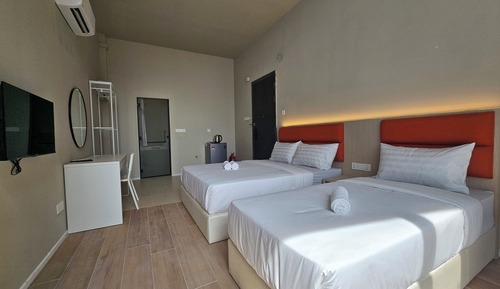 Habitación triple Confort, balcón, vistas parciales al mar