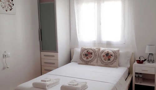 Habitación básica, 1 cama doble, baño compartido, vistas al patio
