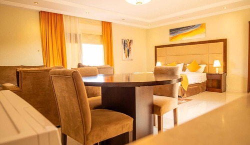Suite, cocina básica, vistas parciales al mar
