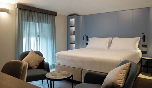 Habitación superior con 1 cama doble o 2 individuales, vistas a la ciudad