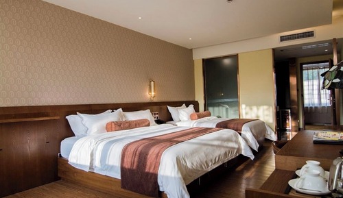 Habitación superior con 2 camas individuales, vistas a la ciudad