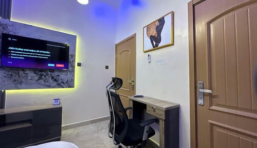 Apartamento superior, balcón, vistas a la ciudad