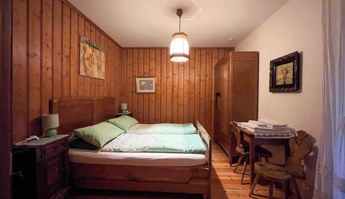 Habitación básica con 1 cama doble o 2 individuales, balcón, vistas a la montaña