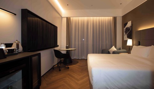 Habitación Deluxe doble, 1 cama de matrimonio grande, baño privado, vistas a la ciudad
