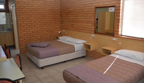 Habitación básica con 1 cama doble o 2 individuales, vistas al patio