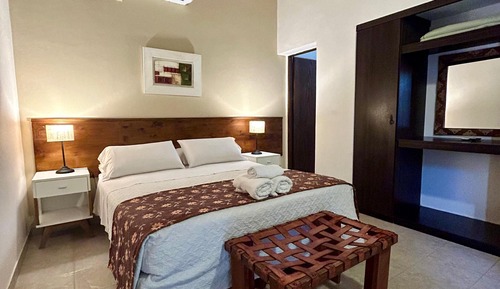 Habitación estándar con 1 cama doble o 2 individuales, vistas al patio