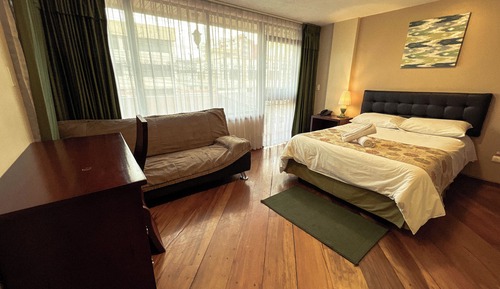 Habitación estándar doble, baño privado, vistas a la ciudad