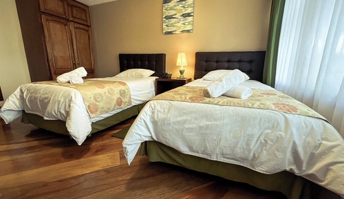 Habitación estándar doble, varias camas, vistas a la ciudad