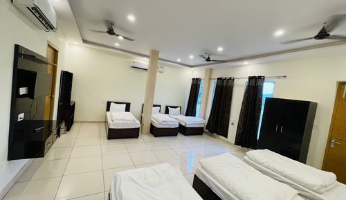Dormitorio compartido familiar, balcón, vistas al jardín