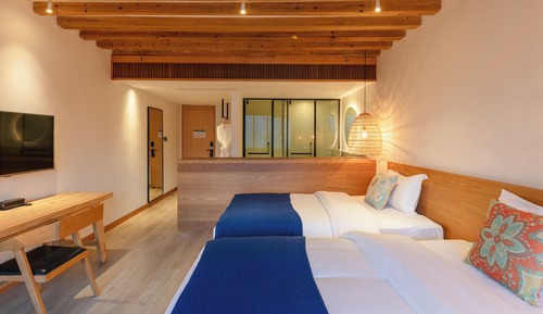Habitación básica con 2 camas individuales, vistas a la ciudad
