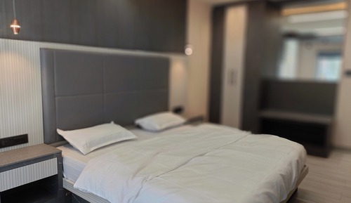 Suite de lujo, varias camas, baño privado, vistas a la montaña