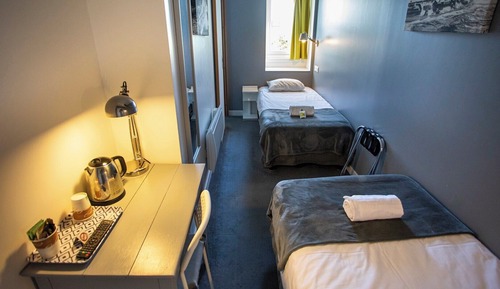 Habitación básica con 2 camas individuales