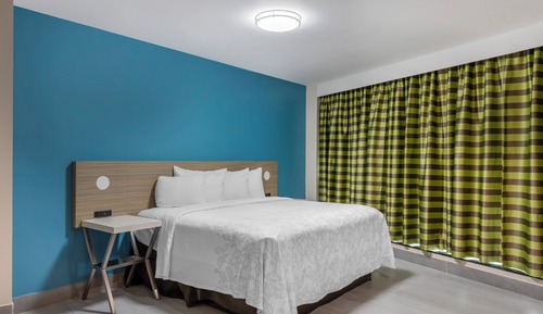 Habitación Premium, 1 cama de matrimonio grande (Upgraded Bedding & Snack, Smoke Free)