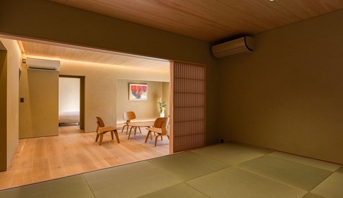Habitación superior con 2 camas individuales, varias habitaciones, vistas al jardín