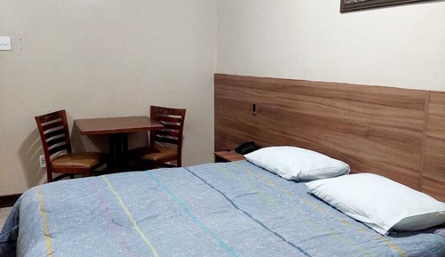 Habitación económica con 1 cama doble o 2 individuales, vistas a la ciudad